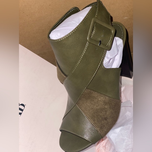 Cute booties for fall! Never worn - Picture 1 of 4